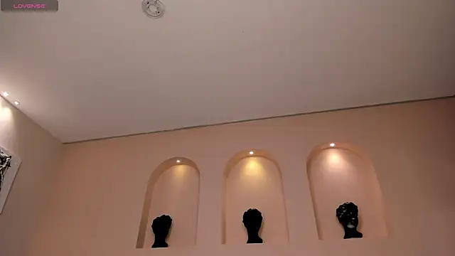 Snapshot of IsabellaMoreau chatting on 10-24-25, 08:27 IsabellaMoreau online show from 10-24-25, 08:27