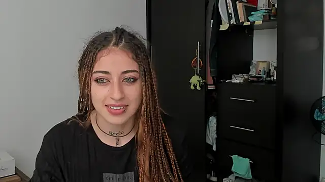 Snapshot of star_shooting8 chatting on 09-08-25, 09:47 star shooting8 online show from 09-08-25, 09:47