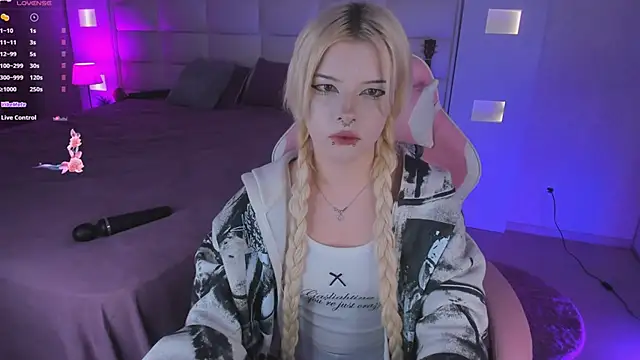 Snapshot of Cuddly_Kitten chatting on 09-24-25, 10:24 Cuddly Kitten online show from 09-24-25, 10:24