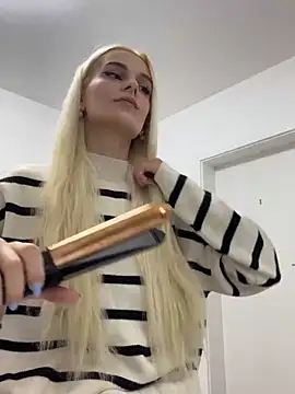 SelenaDaze online show from 03-28-26, 05:51