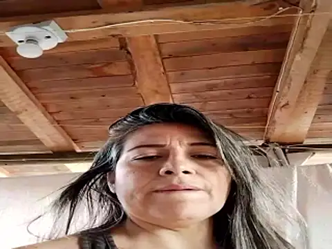 Snapshot of Emma_Henderson chatting on 10-26-25, 04:02 Emma Henderson online show from 10-26-25, 04:02