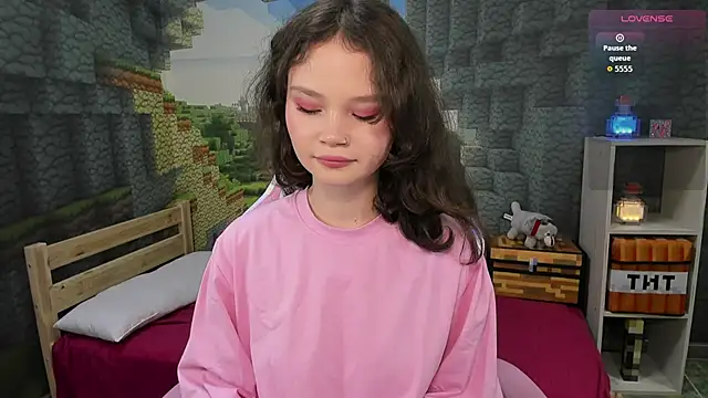 EmilyChaves online show from 09-28-25, 03:39