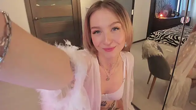 Snapshot of Annie_Leone chatting on 10-04-25, 11:19 Annie Leone online show from 10-04-25, 11:19