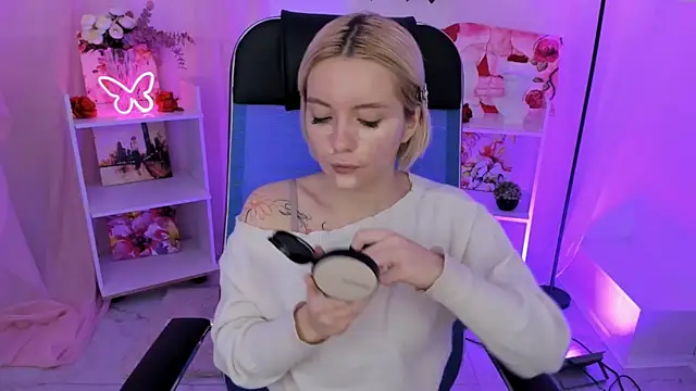 AuroraWrenfield online show from 11-13-25, 04:33