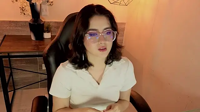 Snapshot of LiLLiAnderson chatting on 11-13-25, 11:53 LiLLiAnderson online show from 11-13-25, 11:53