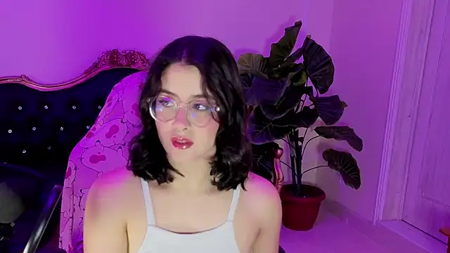 Snapshot of LiLLiAnderson chatting on 11-18-25, 11:47 LiLLiAnderson online show from 11-18-25, 11:47