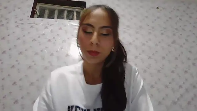 Snapshot of Roselingalvis13 chatting on 04-30-26, 03:02 Roselingalvis13 online show from 04-30-26, 03:02