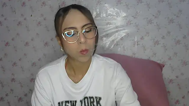 Snapshot of Roselingalvis13 chatting on 06-06-26, 02:05 Roselingalvis13 online show from 06-06-26, 02:05