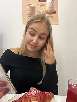 Snapshot of CandyVice chatting on 10-30-25, 05:24 CandyVice online show from 10-30-25, 05:24