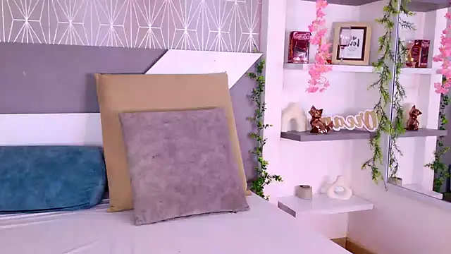 Snapshot of Celine_Lee chatting on 10-13-25, 05:35 Celine Lee online show from 10-13-25, 05:35