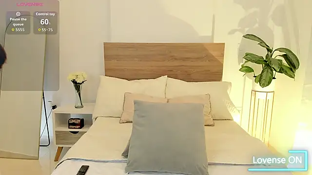 Snapshot of Lea_Joness chatting on 10-10-25, 12:20 Lea Joness online show from 10-10-25, 12:20