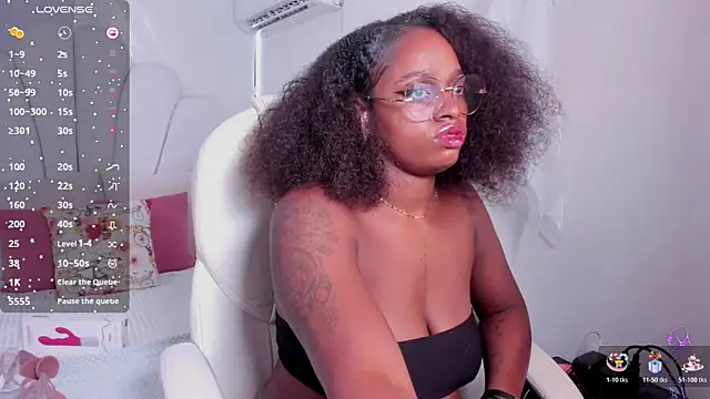 Snapshot of darle_volant chatting on 10-18-25, 09:04 darle volant online show from 10-18-25, 09:04