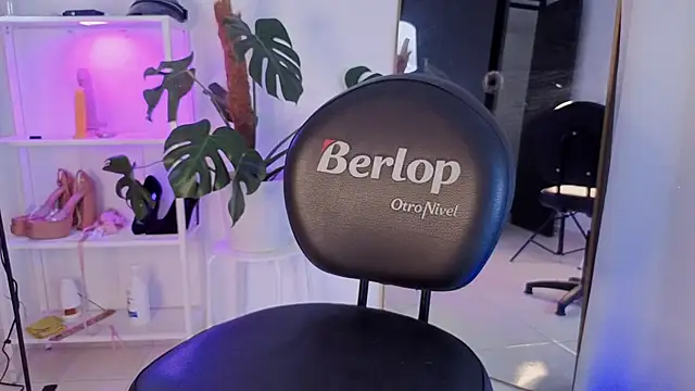 VickyGrey online show from 11-18-25, 06:45