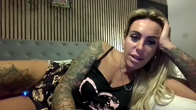 Snapshot of poppyinga1 chatting on 09-15-25, 02:00 poppyinga1 online show from 09-15-25, 02:00