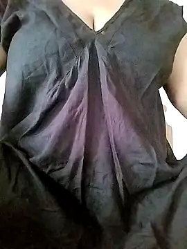 Snapshot of Ponds_beauty chatting on 09-23-25, 03:53 Ponds beauty online show from 09-23-25, 03:53