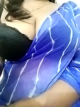 Snapshot of Ponds_beauty chatting on 10-04-25, 03:21 Ponds beauty online show from 10-04-25, 03:21