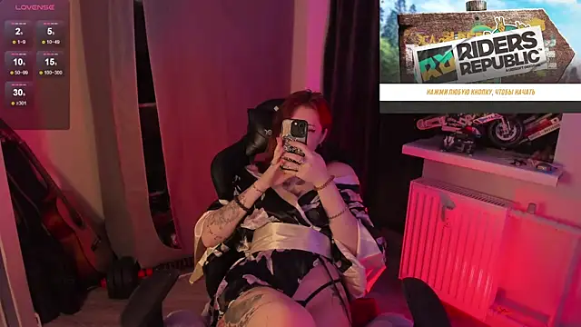 Snapshot of Melante chatting on 12-21-25, 08:38 Melante online show from 12-21-25, 08:38