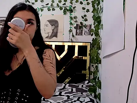 Snapshot of lucywhite13 chatting on 09-18-25, 04:31 lucywhite13 online show from 09-18-25, 04:31