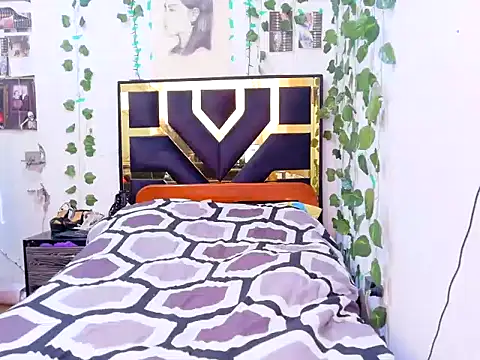 Snapshot of lucywhite13 chatting on 10-10-25, 03:11 lucywhite13 online show from 10-10-25, 03:11