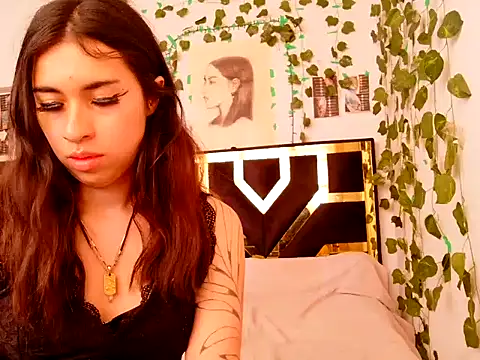 Snapshot of lucywhite13 chatting on 10-21-25, 10:10 lucywhite13 online show from 10-21-25, 10:10