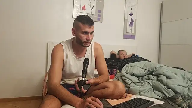 Snapshot of hornycouplefuck12 chatting on 09-18-25, 07:49 hornycouplefuck12 online show from 09-18-25, 07:49