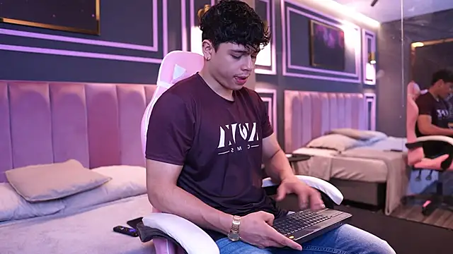 Snapshot of Ethan_occonor chatting on 09-17-25, 11:01 Ethan occonor online show from 09-17-25, 11:01