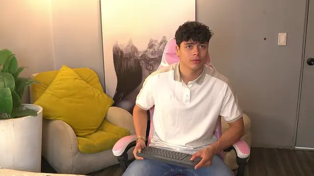 Snapshot of Ethan_occonor chatting on 09-18-25, 01:13 Ethan occonor online show from 09-18-25, 01:13