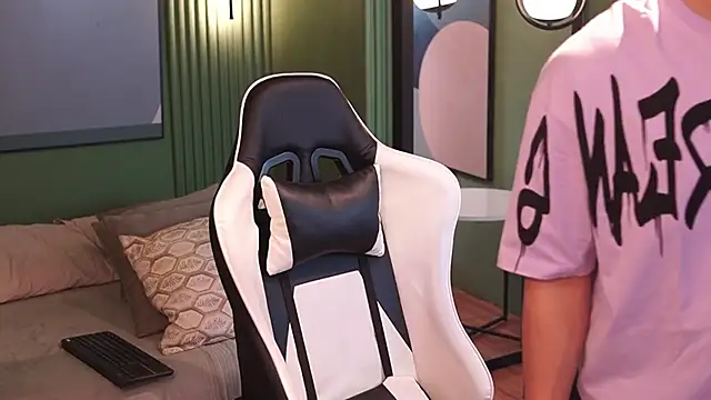 Snapshot of Ethan_occonor chatting on 09-19-25, 11:33 Ethan occonor online show from 09-19-25, 11:33