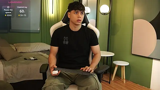 Snapshot of Ethan_occonor chatting on 09-26-25, 01:15 Ethan occonor online show from 09-26-25, 01:15