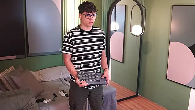 Snapshot of Ethan_occonor chatting on 10-01-25, 01:06 Ethan occonor online show from 10-01-25, 01:06