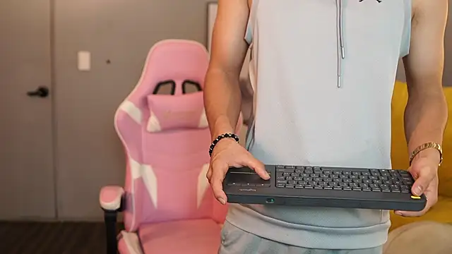 Snapshot of Ethan_occonor chatting on 10-14-25, 11:22 Ethan occonor online show from 10-14-25, 11:22