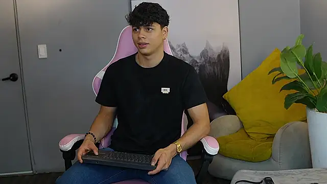 Snapshot of Ethan_occonor chatting on 10-18-25, 01:01 Ethan occonor online show from 10-18-25, 01:01