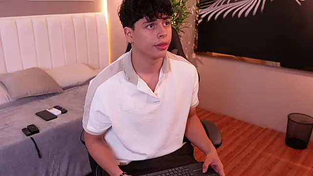 Snapshot of Ethan_occonor chatting on 10-21-25, 12:11 Ethan occonor online show from 10-21-25, 12:11