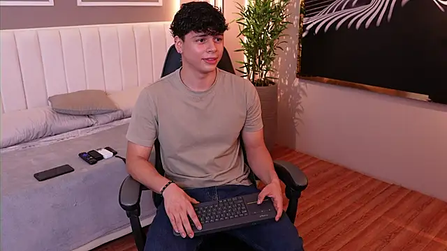 Snapshot of Ethan_occonor chatting on 10-24-25, 12:41 Ethan occonor online show from 10-24-25, 12:41