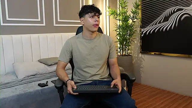 Snapshot of Ethan_occonor chatting on 11-05-25, 08:14 Ethan occonor online show from 11-05-25, 08:14