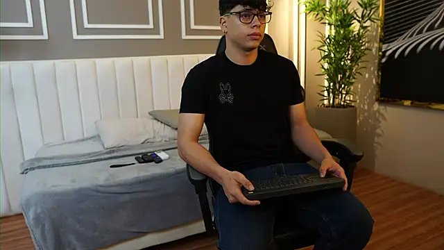 Snapshot of Ethan_occonor chatting on 11-06-25, 08:15 Ethan occonor online show from 11-06-25, 08:15