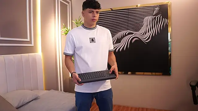 Snapshot of Ethan_occonor chatting on 11-18-25, 12:31 Ethan occonor online show from 11-18-25, 12:31