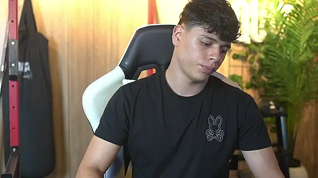 Snapshot of Ethan_occonor chatting on 11-25-25, 12:43 Ethan occonor online show from 11-25-25, 12:43