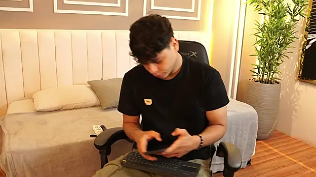 Snapshot of Ethan_occonor chatting on 12-17-25, 12:22 Ethan occonor online show from 12-17-25, 12:22