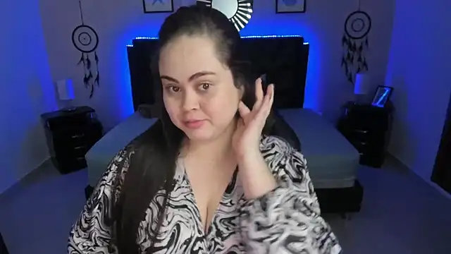 Snapshot of LolaVillalobos chatting on 11-17-25, 12:33 LolaVillalobos online show from 11-17-25, 12:33