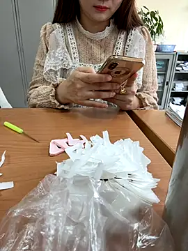 Snapshot of PhuongNhi21 chatting on 10-25-25, 01:13 PhuongNhi21 online show from 10-25-25, 01:13