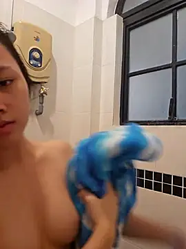 Snapshot of lirz06 chatting on 10-14-25, 10:49 lirz06 online show from 10-14-25, 10:49