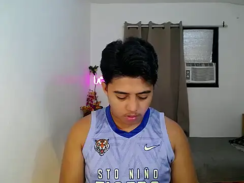 Snapshot of Hugecock2hundle_intown chatting on 11-24-25, 07:30 Hugecock2hundle intown online show from 11-24-25, 07:30