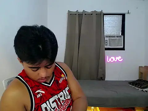 Snapshot of Hugecock2hundle_intown chatting on 11-28-25, 07:38 Hugecock2hundle intown online show from 11-28-25, 07:38