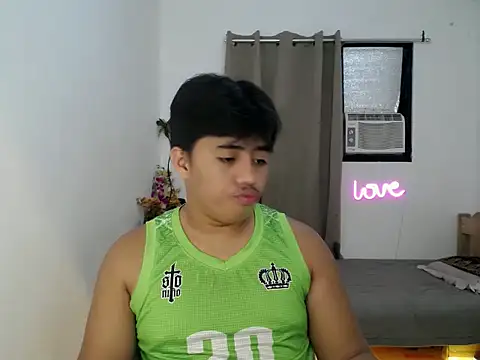 Snapshot of Hugecock2hundle_intown chatting on 12-16-25, 12:10 Hugecock2hundle intown online show from 12-16-25, 12:10