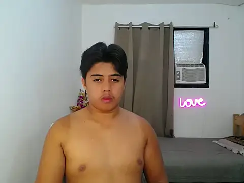 Snapshot of Hugecock2hundle_intown chatting on 12-17-25, 11:27 Hugecock2hundle intown online show from 12-17-25, 11:27