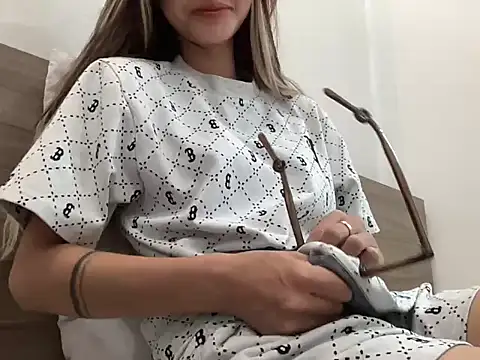 Snapshot of Min_sara69 chatting on 10-13-25, 02:44 Min sara69 online show from 10-13-25, 02:44