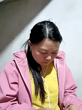 Snapshot of yoowwmr chatting on 11-14-25, 11:24 yoowwmr online show from 11-14-25, 11:24