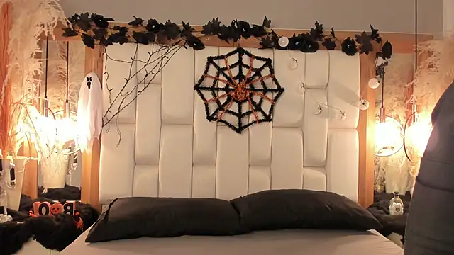 Daphne And Roger online show from 10-18-25, 11:33