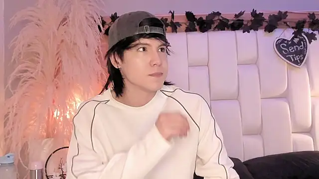 Daphne And Roger online show from 04-25-26, 11:35